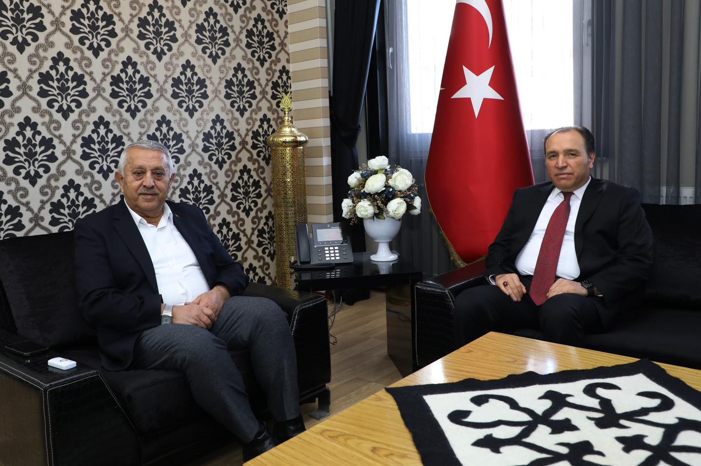 Başkan Zeybek Misafirlerini Makamda Ağırladı