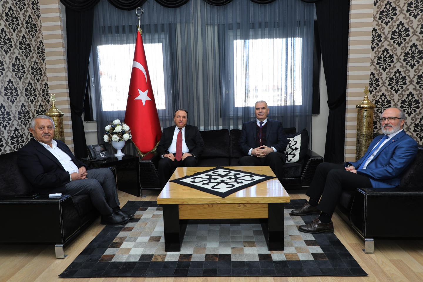 Başkan Zeybek Misafirlerini Makamda Ağırladı