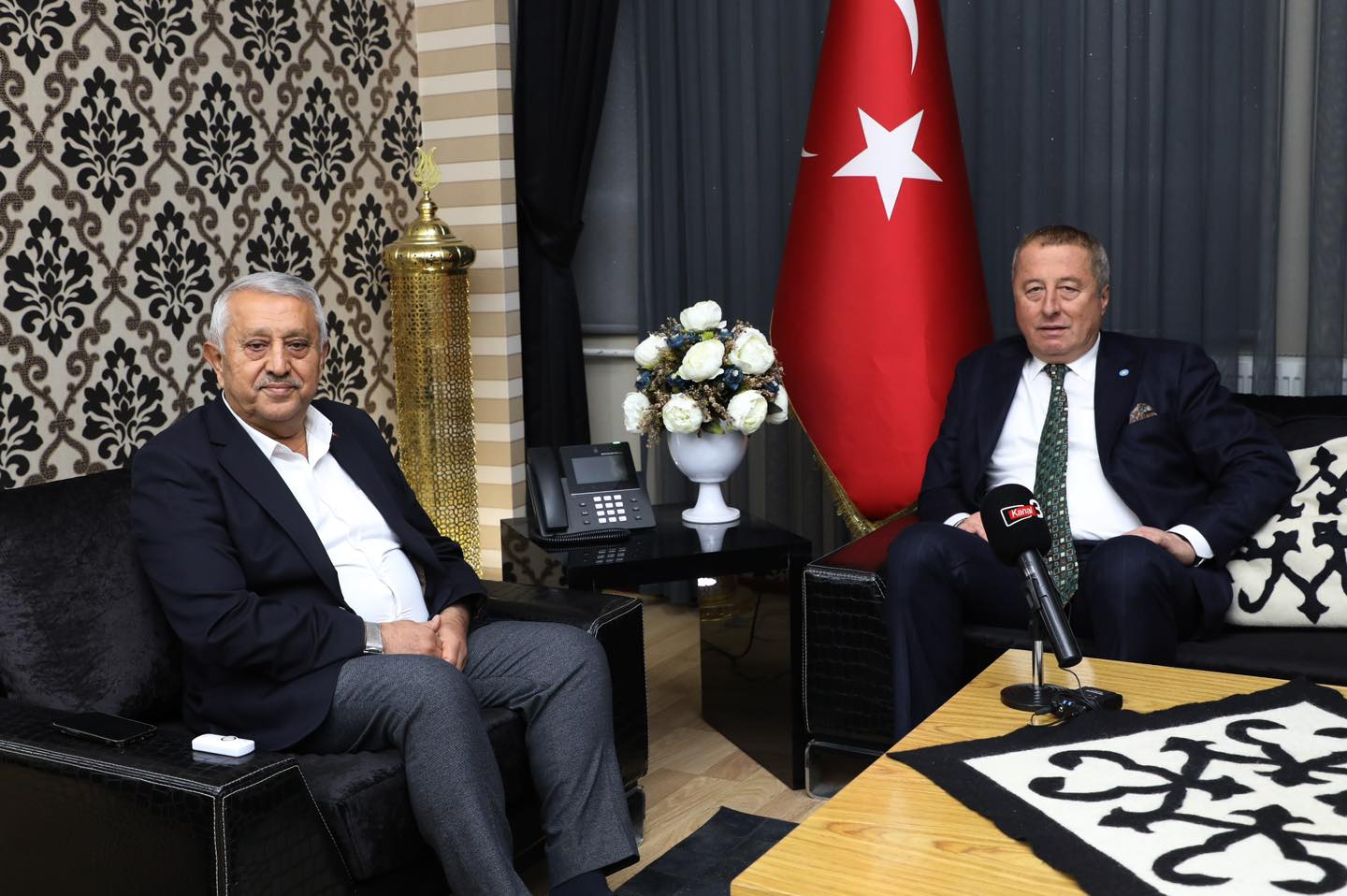 Başkan Zeybek  İYİ Partilileri Makamda Ağırladı