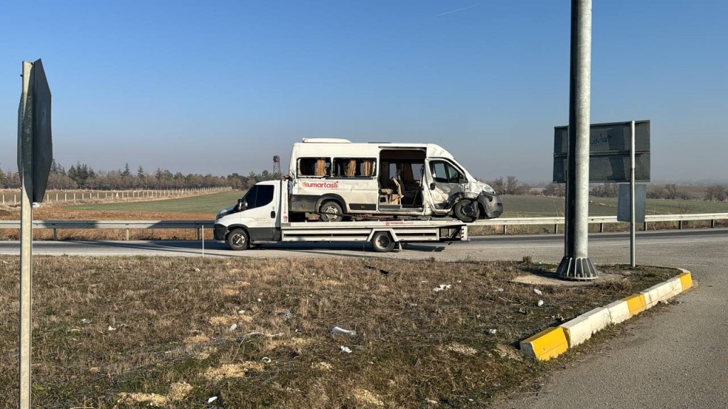AFYON'DA İŞÇİ SERVİSİ İLE KAMYONET ÇARPIŞTI!