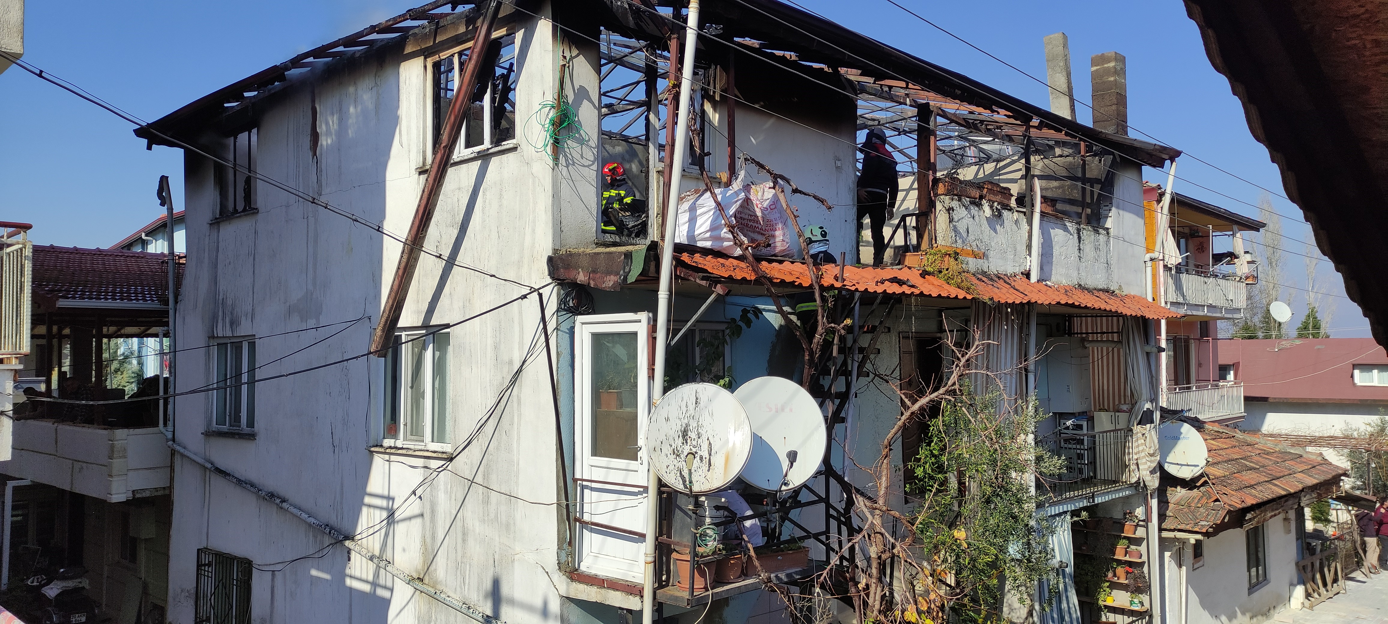 Çatı Katında Çıkan Yangında Patlayan Tüp Panik Oluşturdu