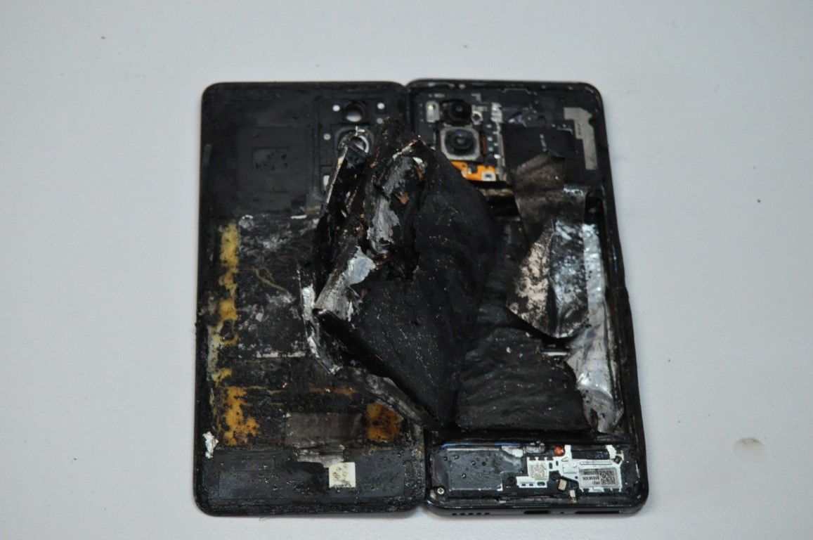Tamir Edeceği Telefon Elinde Bomba Gibi Patladı