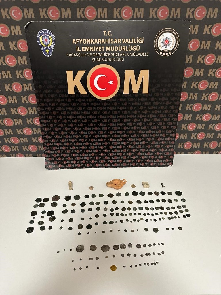 AFYON'DA 175 ADET TARİHİ SİKKE VE OBJE ELE GEÇİRİLDİ