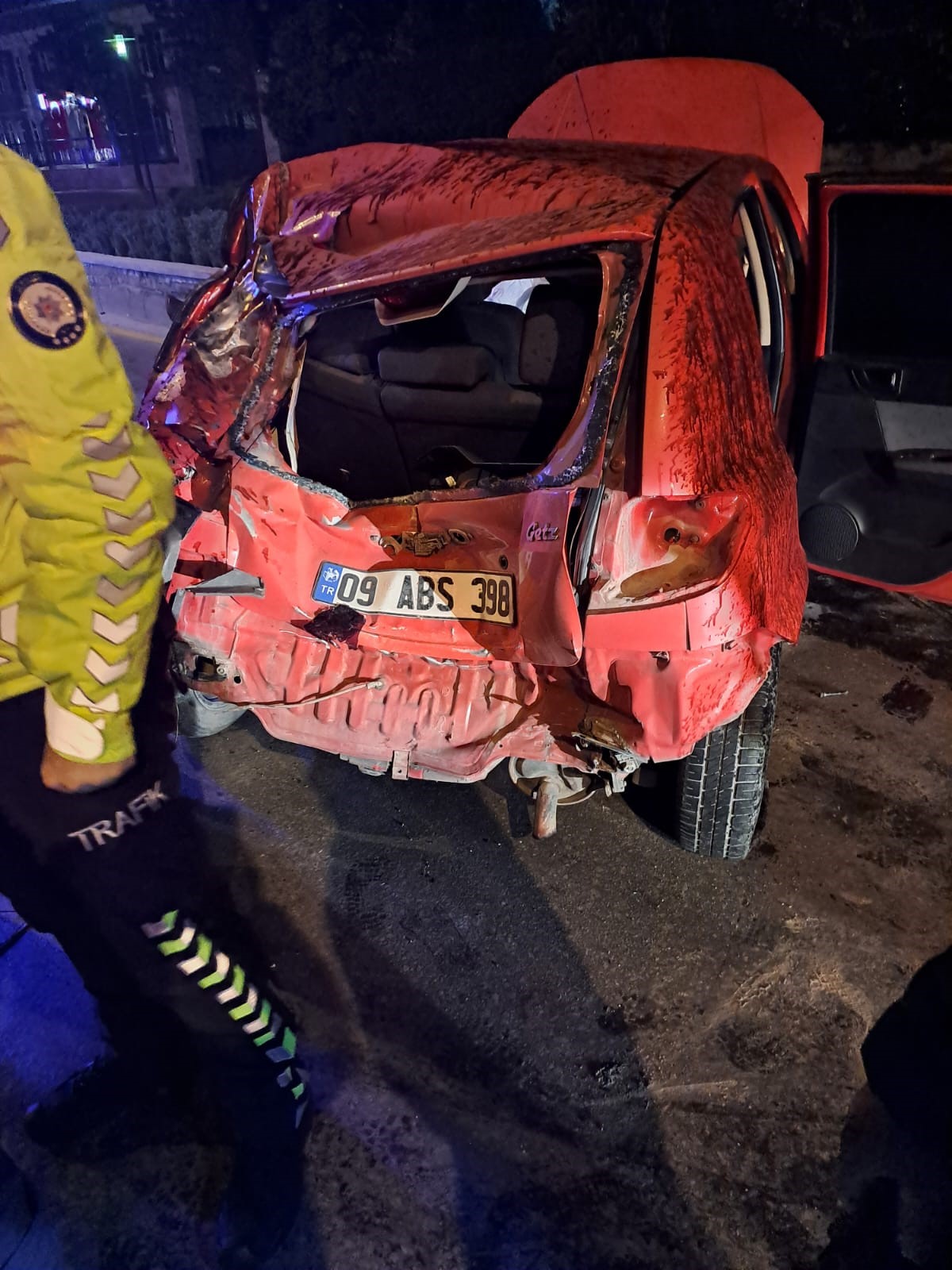 REFÜJE ÇARPIP TAKLA ATTI OTOMOBİL KAĞIT GİBİ EZİLDİ
