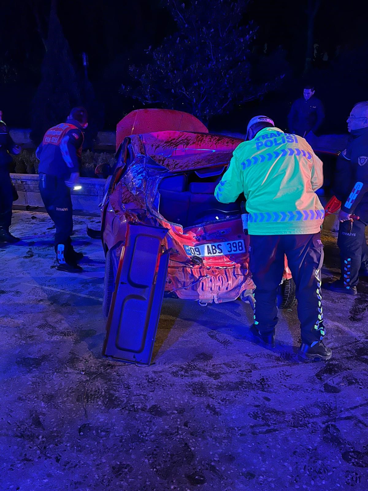 REFÜJE ÇARPIP TAKLA ATTI OTOMOBİL KAĞIT GİBİ EZİLDİ