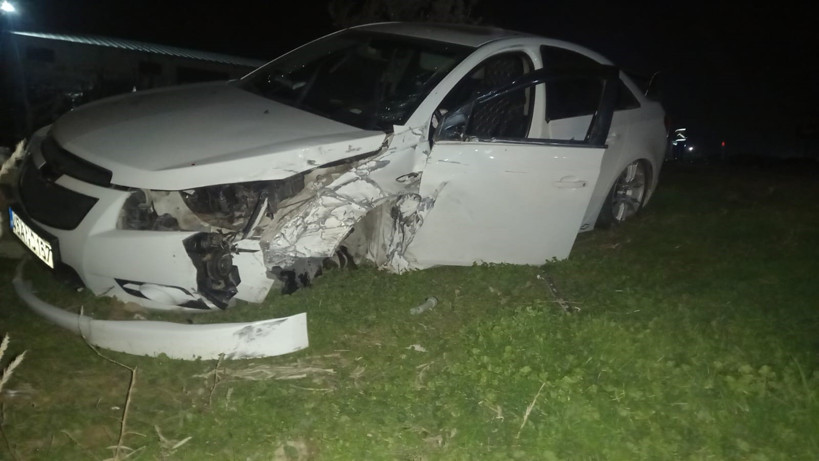 OTOMOBİL VE MİNİBÜS ÇARPIŞTI: