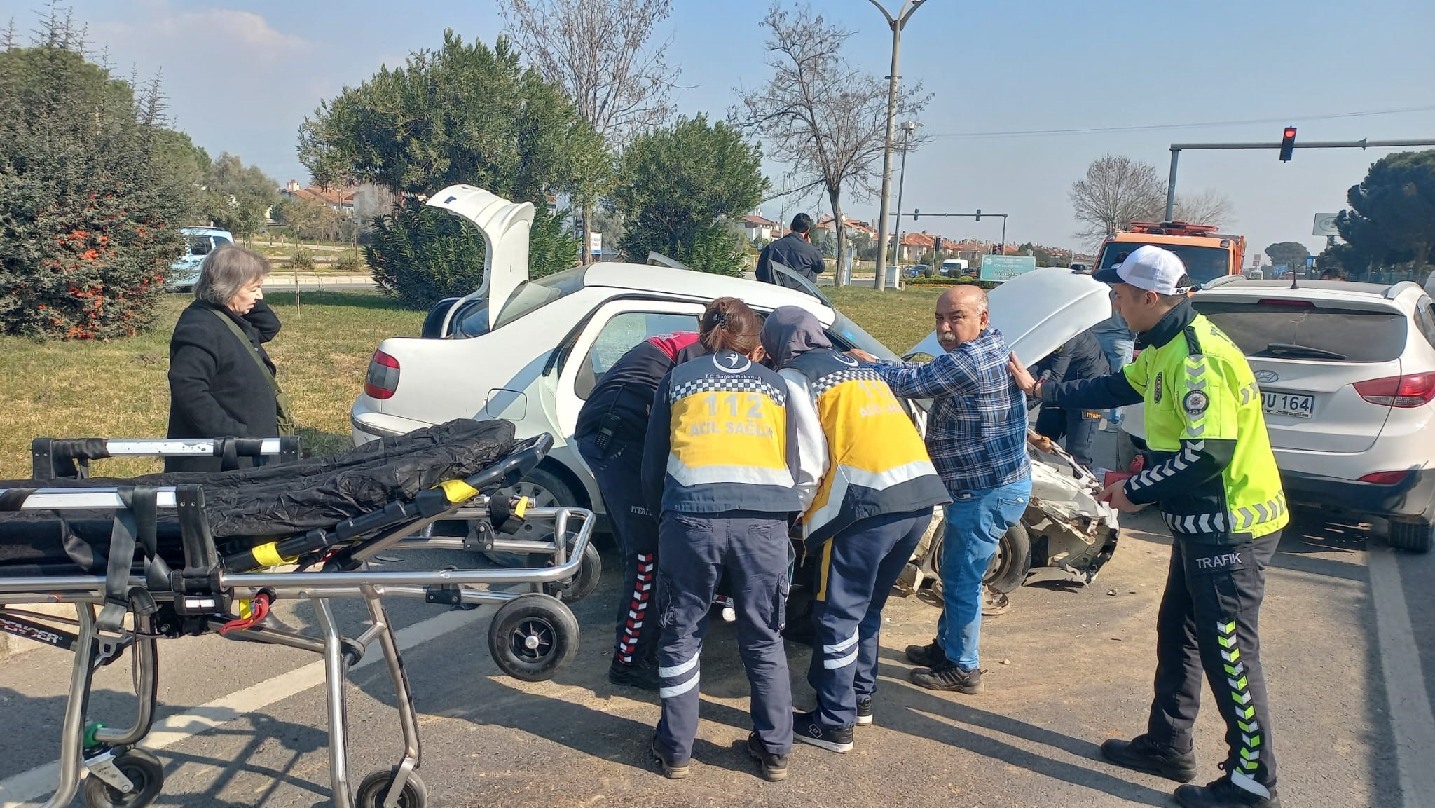 KIRMIZI IŞIKTA BEKLEYEN İKİ OTOMOBİLE ÇARPTI: