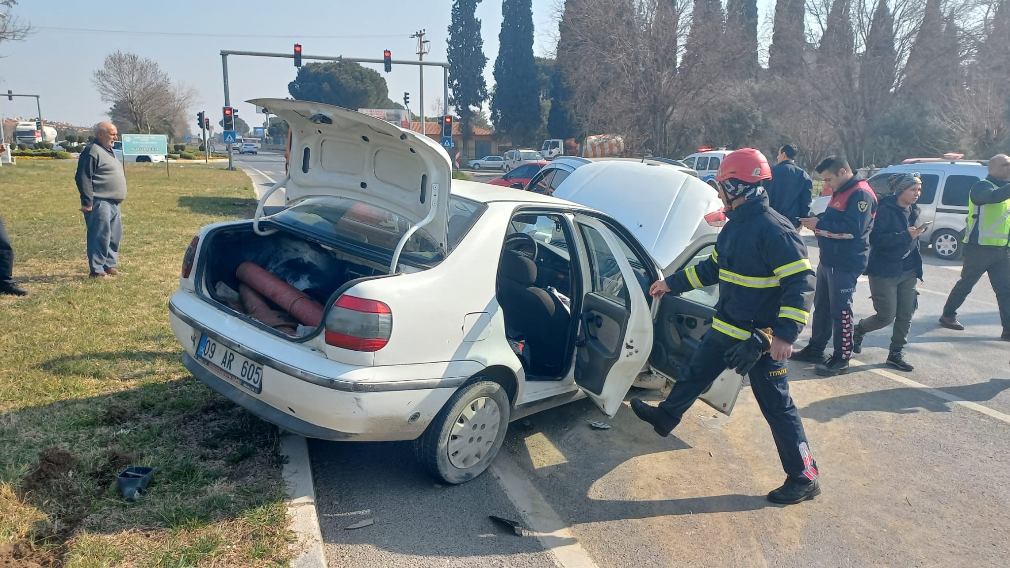 KIRMIZI IŞIKTA BEKLEYEN İKİ OTOMOBİLE ÇARPTI: