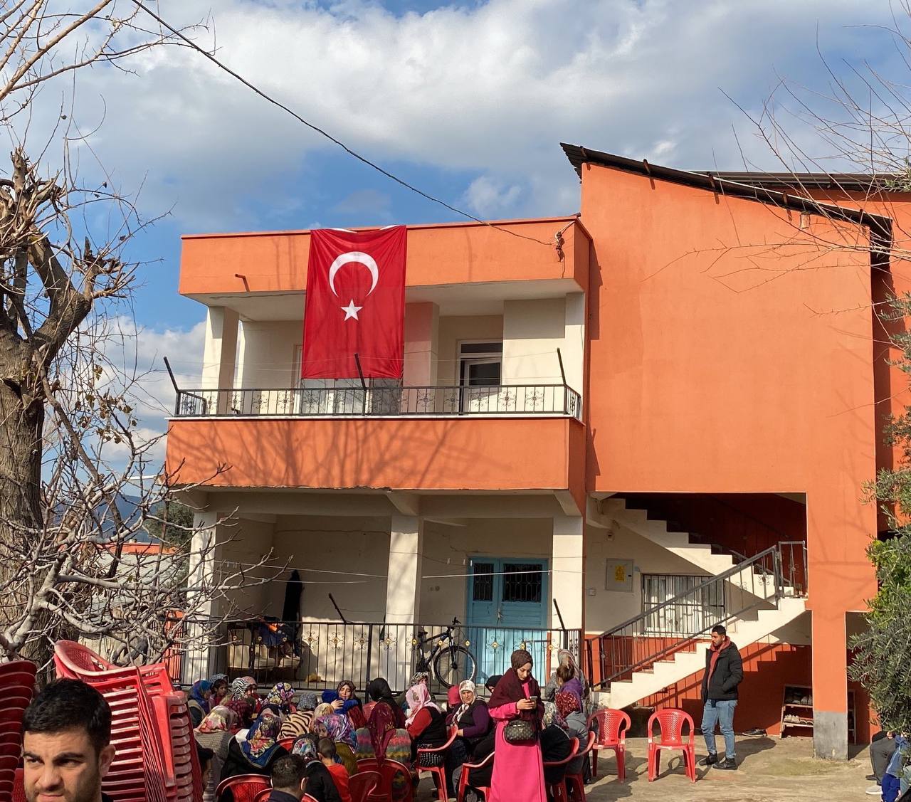 "PENÇE KİLİT OPERASYONLARI ŞEHİDİ KADİR DİNGİL'İN BABA OCAĞINA TÜRK BAYRAĞI ASILDI"