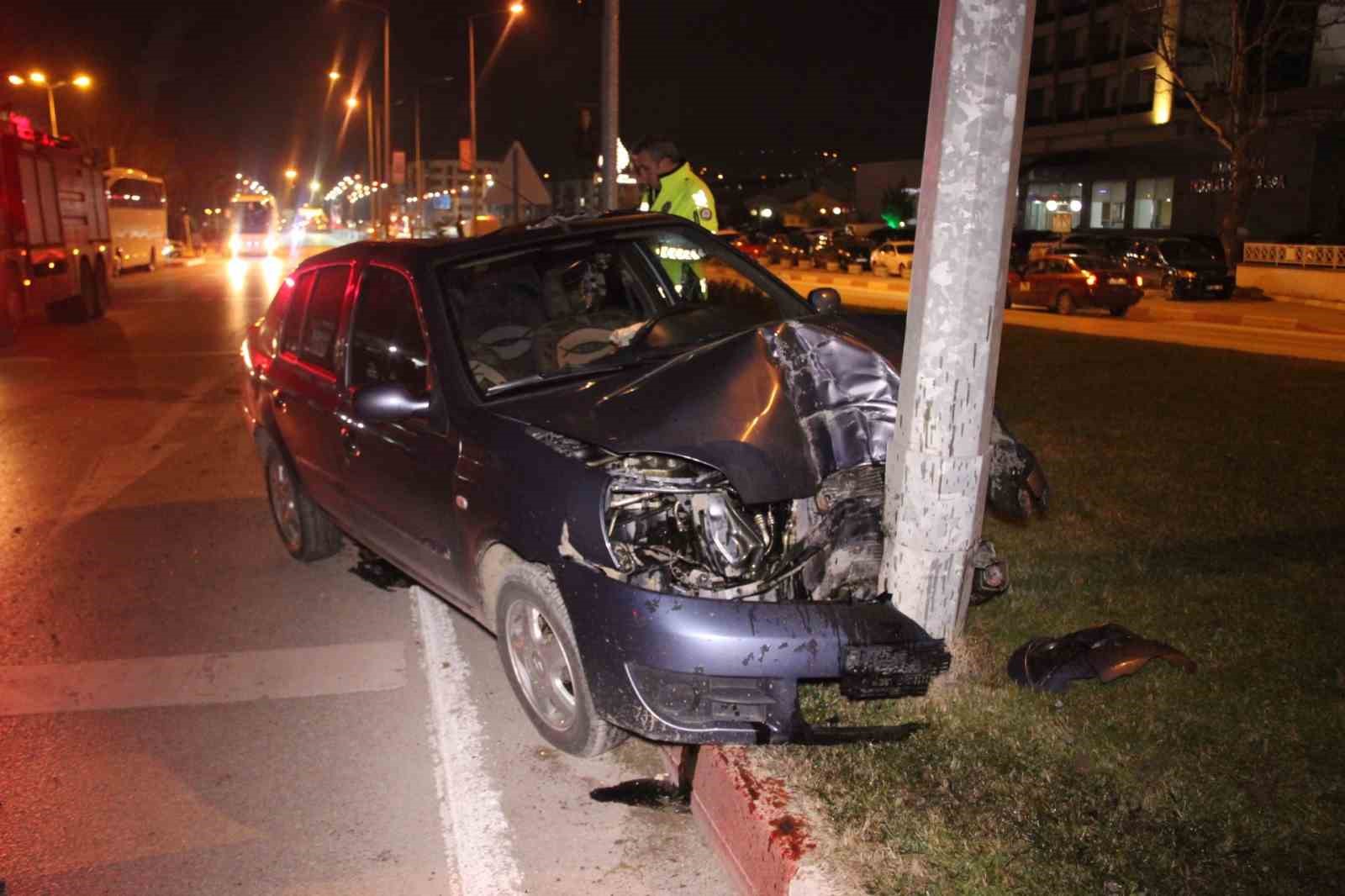 KONTROLDEN ÇIKAN OTOMOBİL KAZA YAPTI