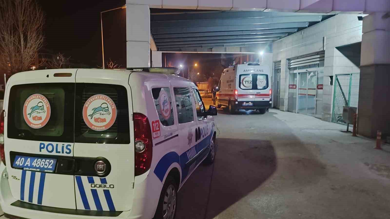 GÖREVİ BAŞINDAKİ BEKÇİ GÖĞSÜNDEN BIÇAKLANDI