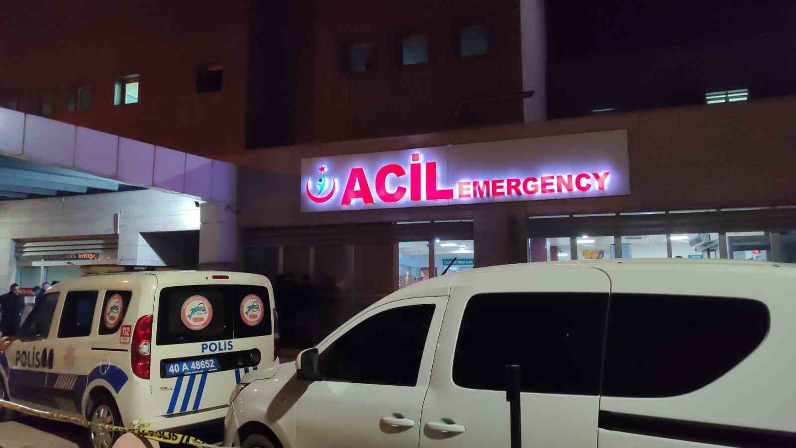 GÖREVİ BAŞINDAKİ BEKÇİ GÖĞSÜNDEN BIÇAKLANDI