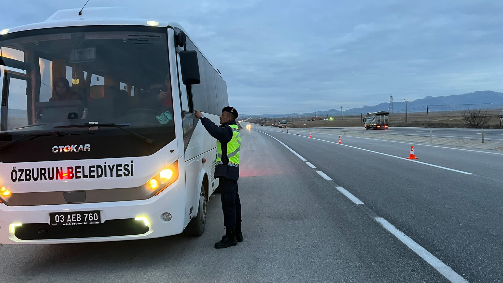 Afyonkarahisar Jandarmasından Okul Servis Aracı sürücülerine bilgilendirdi