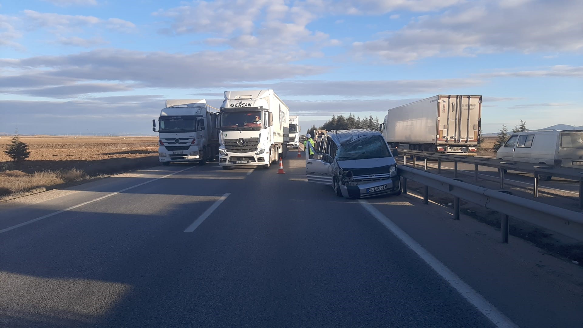 Seyir Halindeki Kamyonet Tankere Arkadan Çarptı