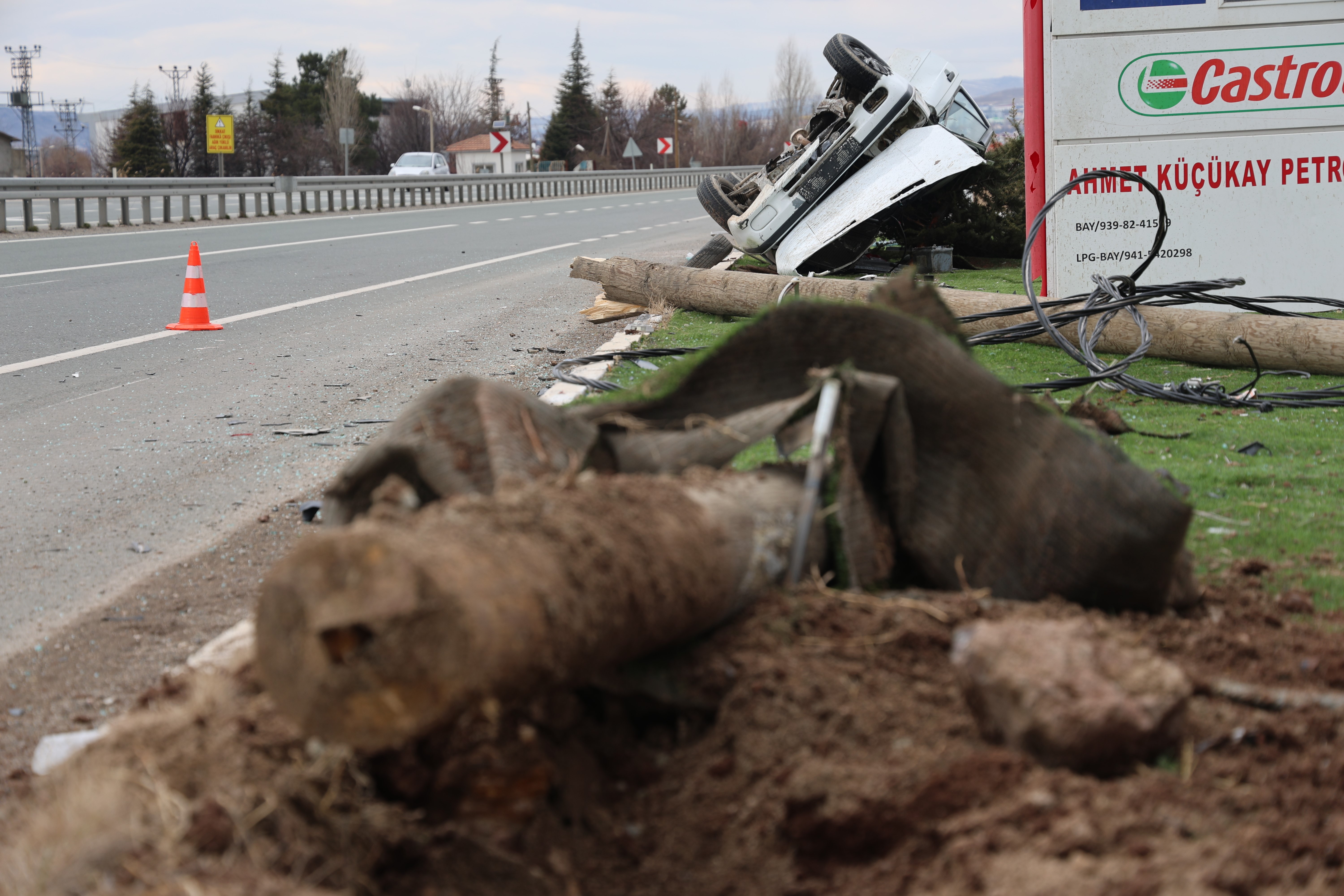 Refüje Çıkıp Elektrik Direğine Çarptı!  Araç Takla Attı: 5 Yaralı