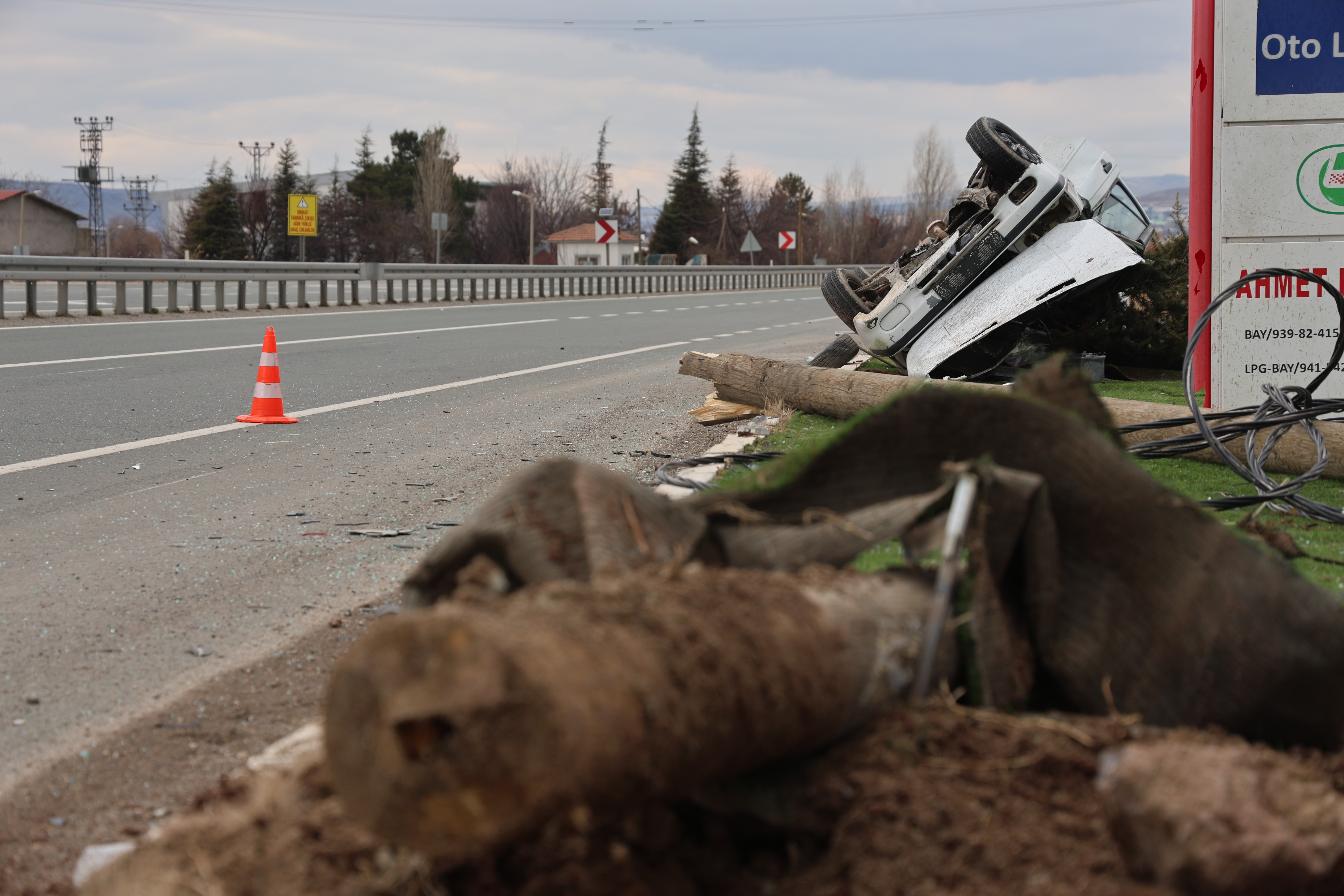 Refüje Çıkıp Elektrik Direğine Çarptı!  Araç Takla Attı: 5 Yaralı