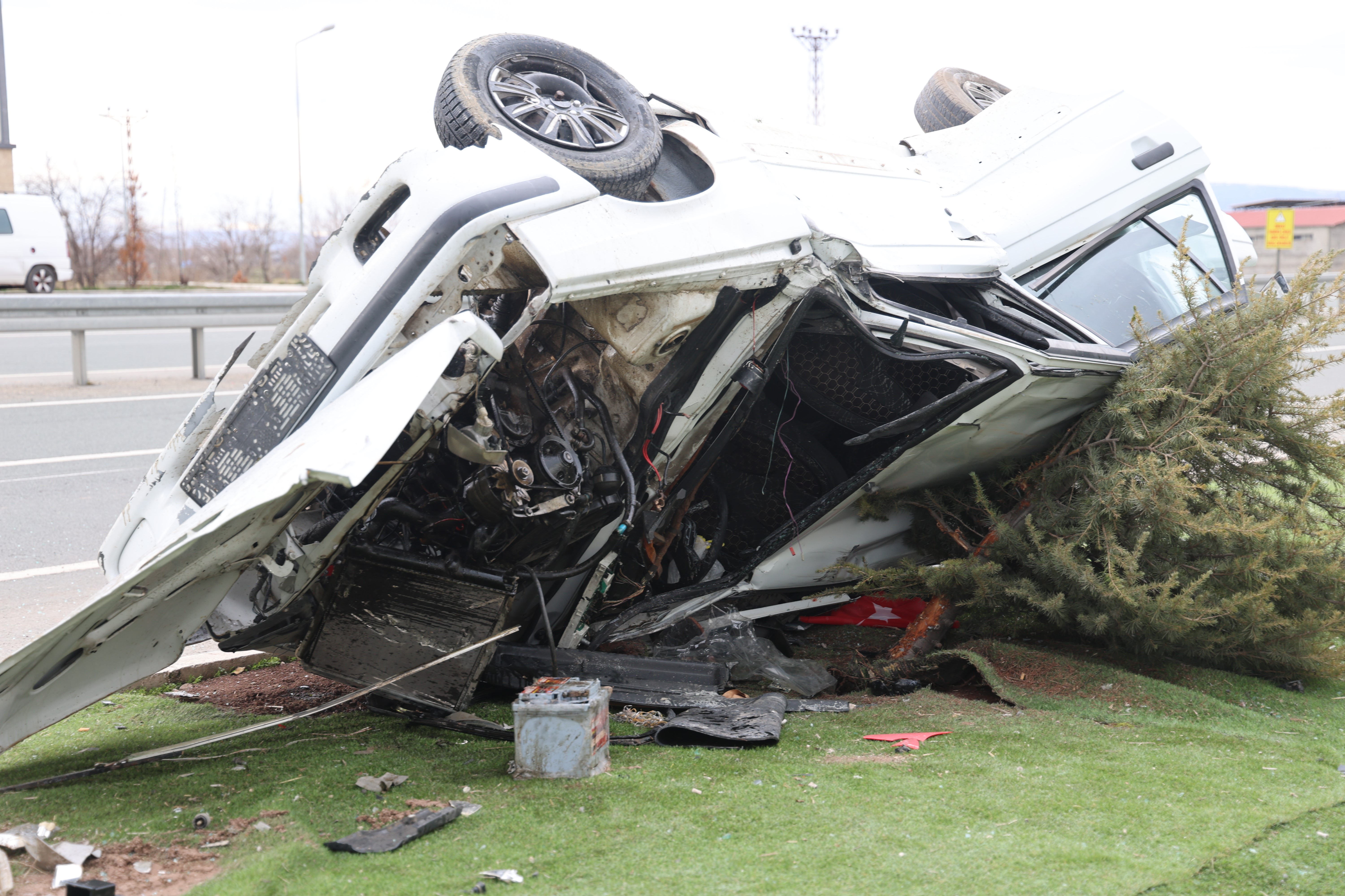 Refüje Çıkıp Elektrik Direğine Çarptı!  Araç Takla Attı: 5 Yaralı