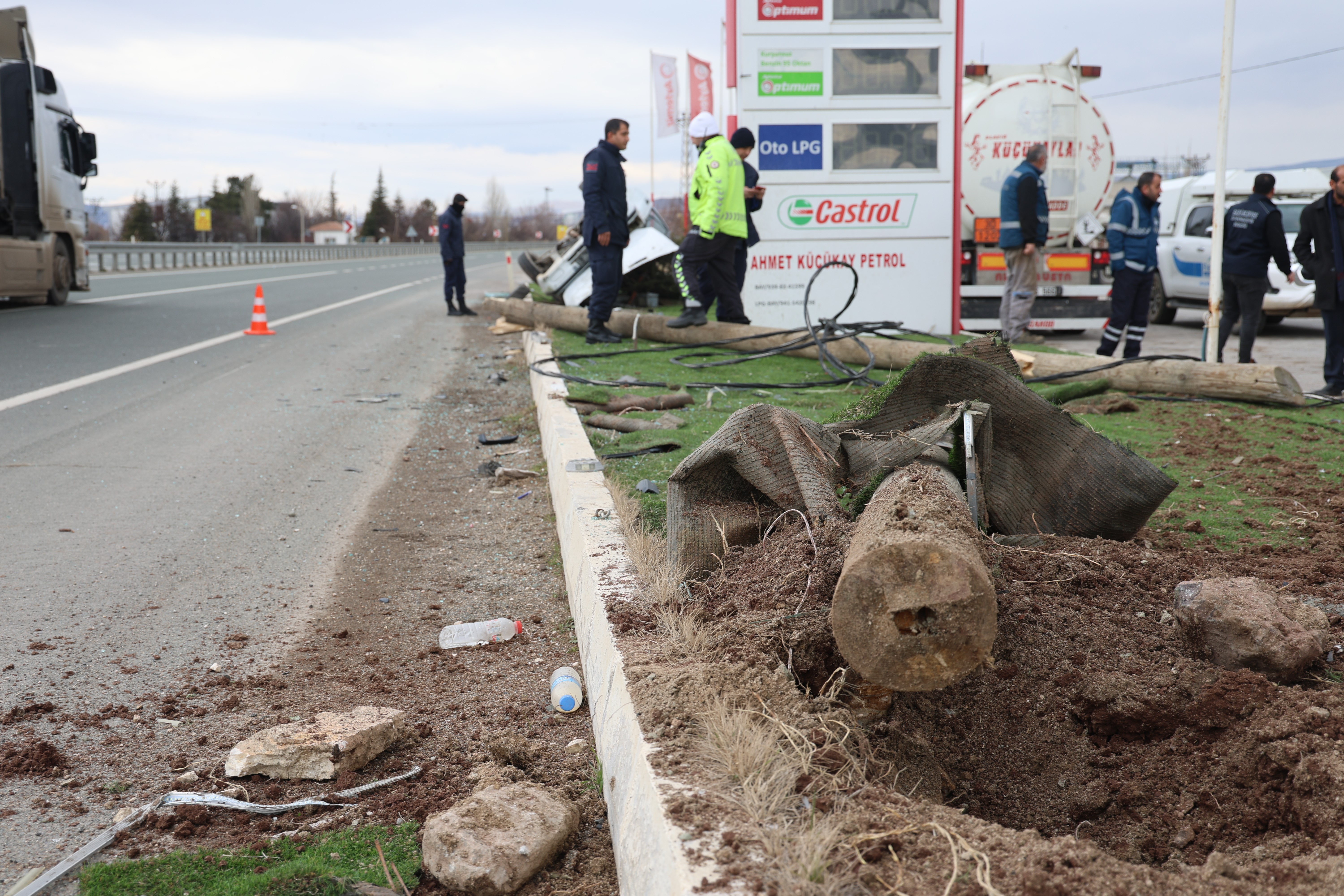 Refüje Çıkıp Elektrik Direğine Çarptı!  Araç Takla Attı: 5 Yaralı