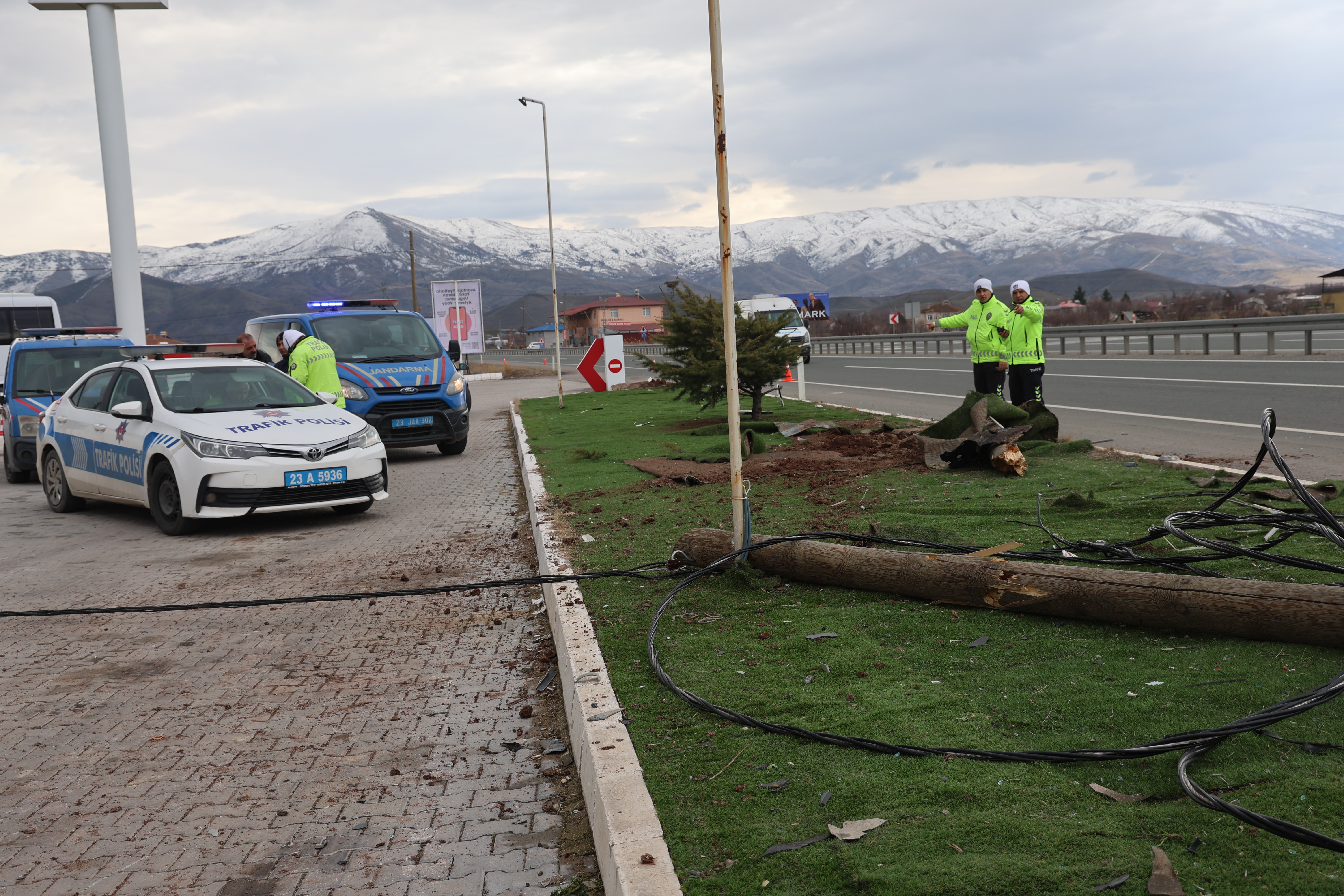 Refüje Çıkıp Elektrik Direğine Çarptı!  Araç Takla Attı: 5 Yaralı