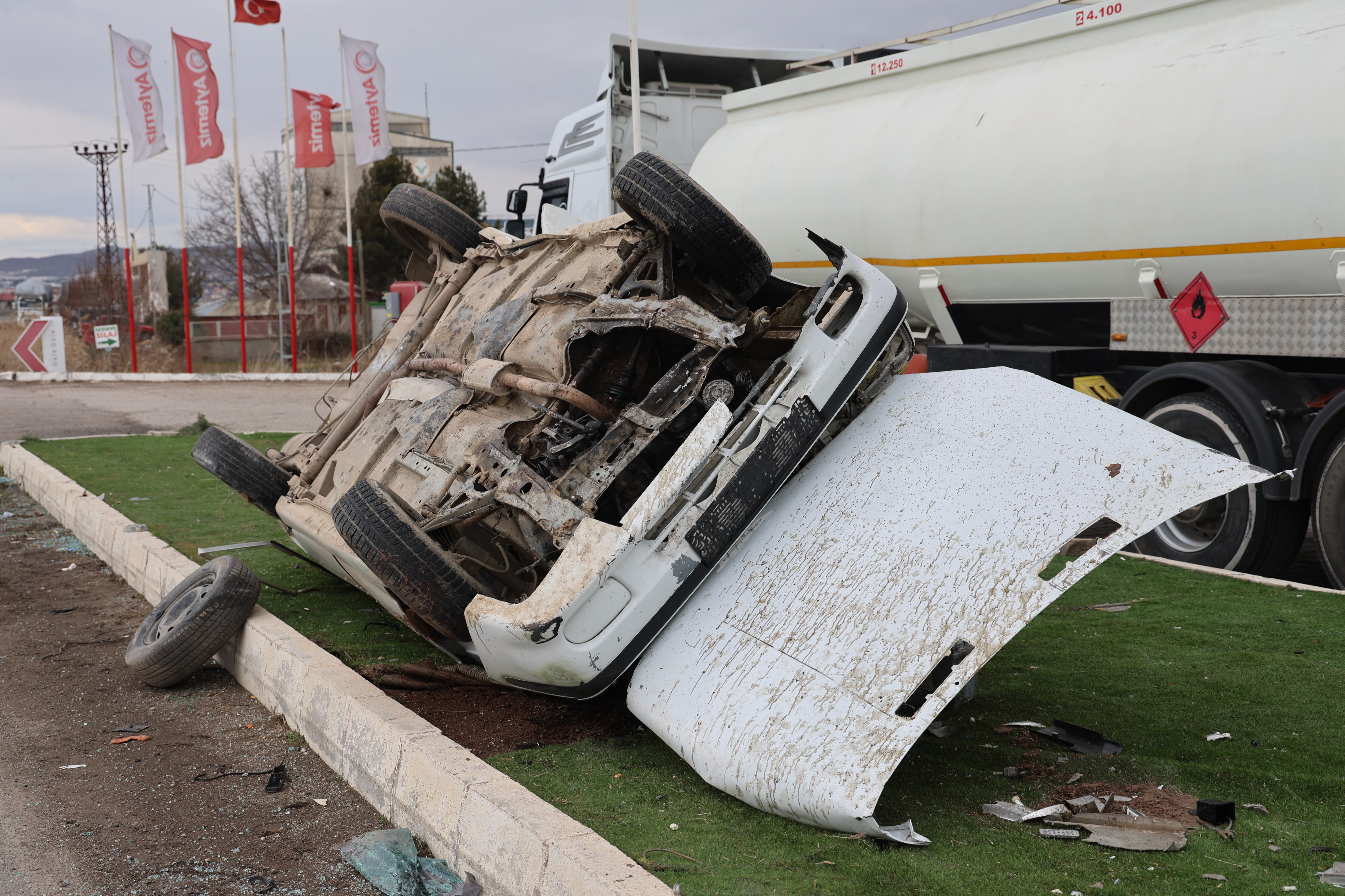 Refüje Çıkıp Elektrik Direğine Çarptı!  Araç Takla Attı: 5 Yaralı