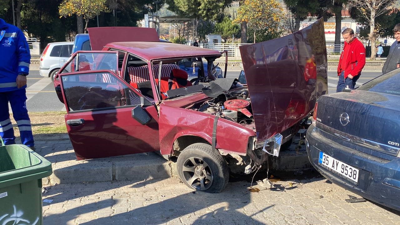 OTOMOBİL DURAĞA DALDI: