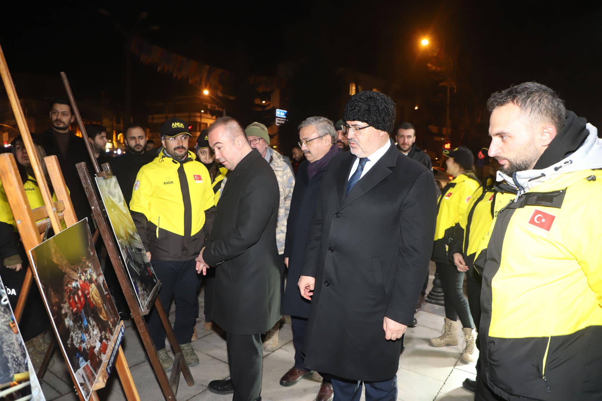 Uluçay, Asrın Felaketi Anısına düzenlenen sergiyi gezdi  