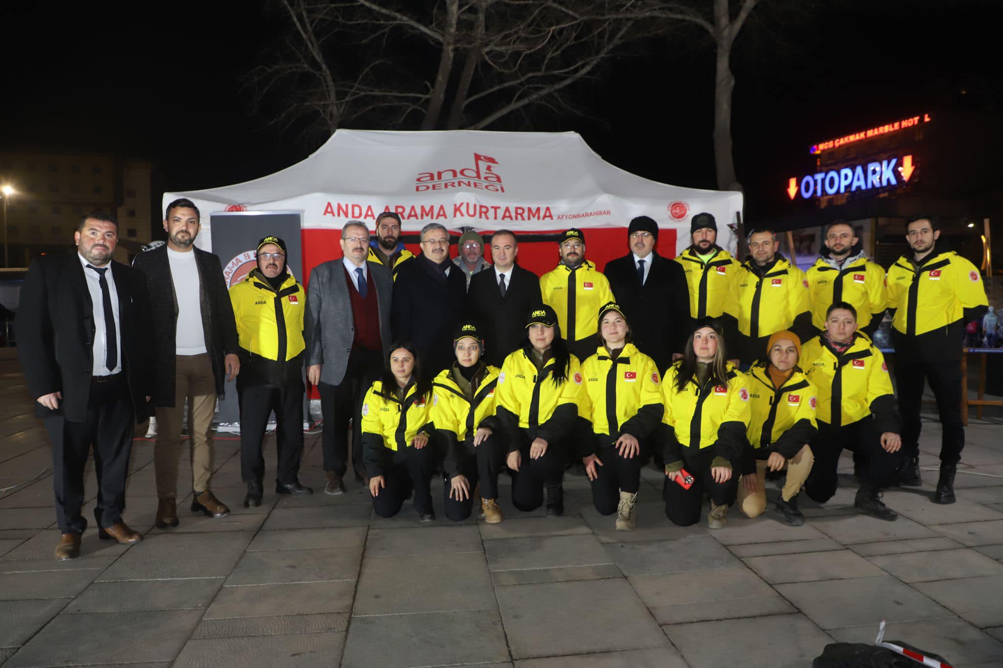 Uluçay, Asrın Felaketi Anısına düzenlenen sergiyi gezdi  