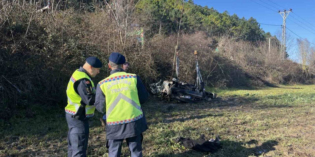 ŞARAMPOLE YUVARLANAN OTOMOBİL ALEV ALDI:
