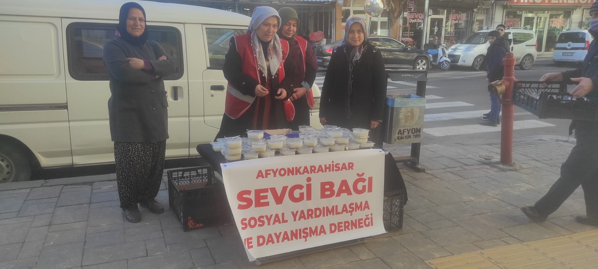 Cami cemaatine ve esnafa sütlaç dağıtımı yapıldı