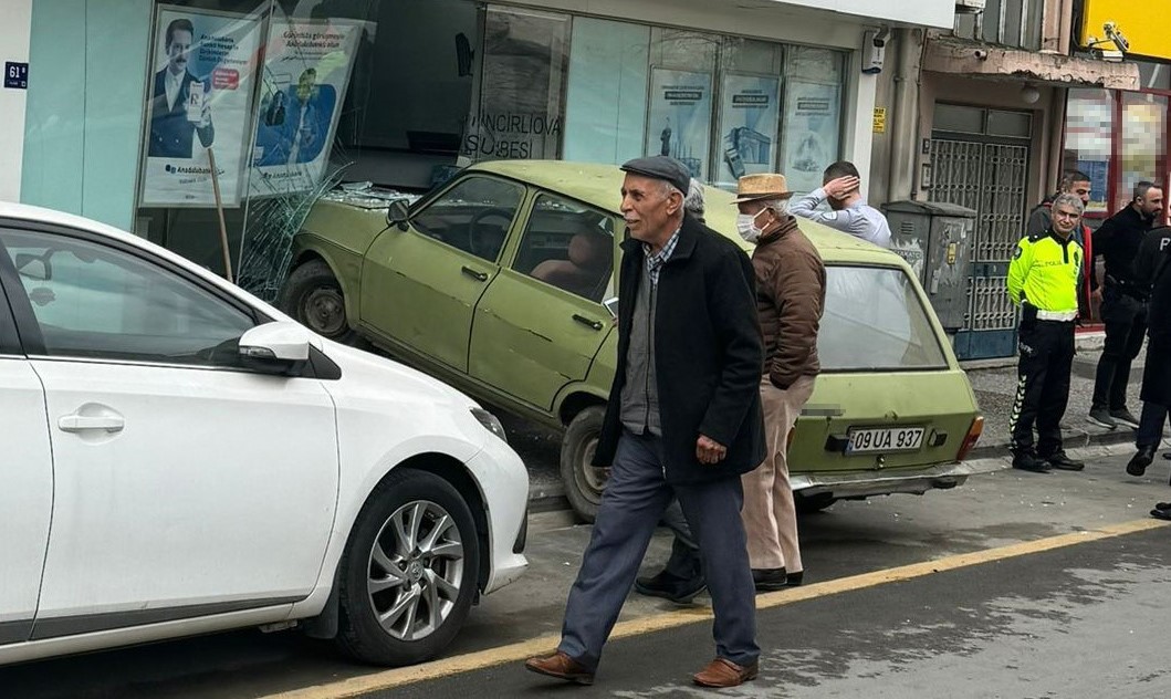 OTOMOBİL BANKA ŞUBESİNE DALDI