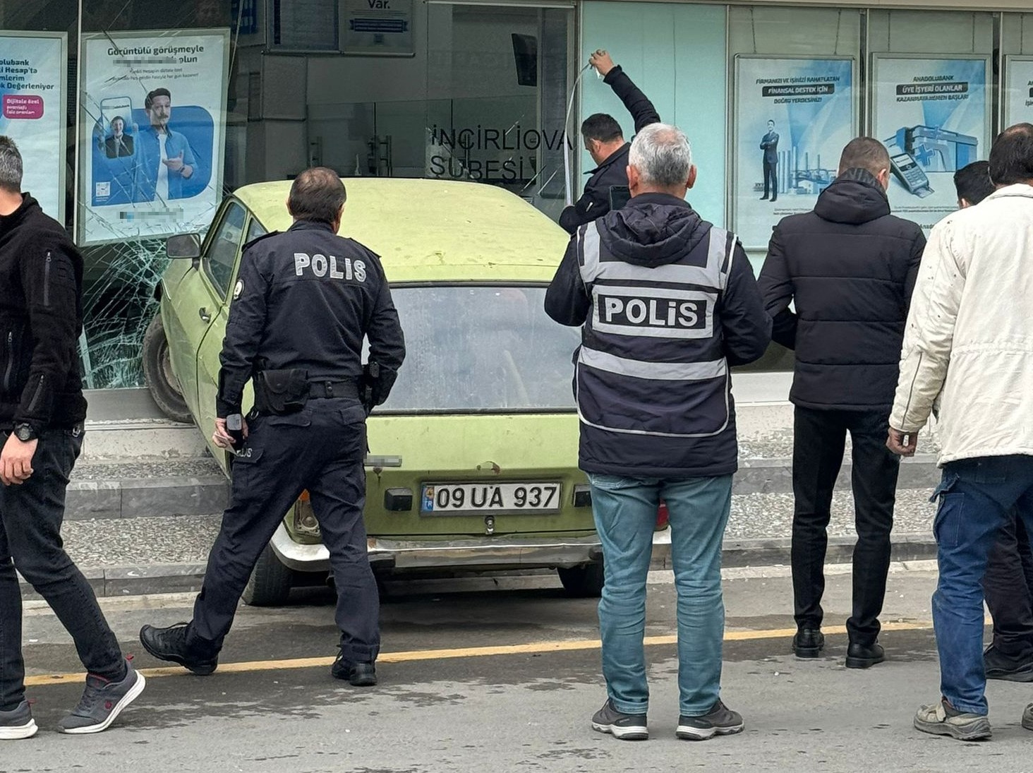 OTOMOBİL BANKA ŞUBESİNE DALDI