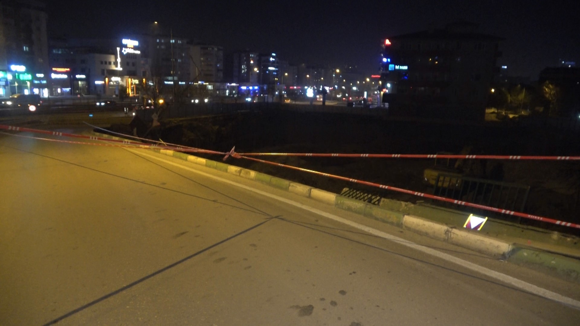 Hafriyat Kazısı Sırasında Yol Çöktü!