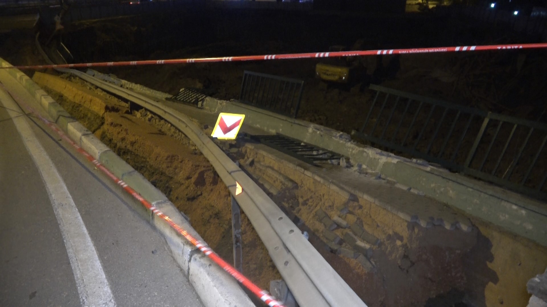Hafriyat Kazısı Sırasında Yol Çöktü!