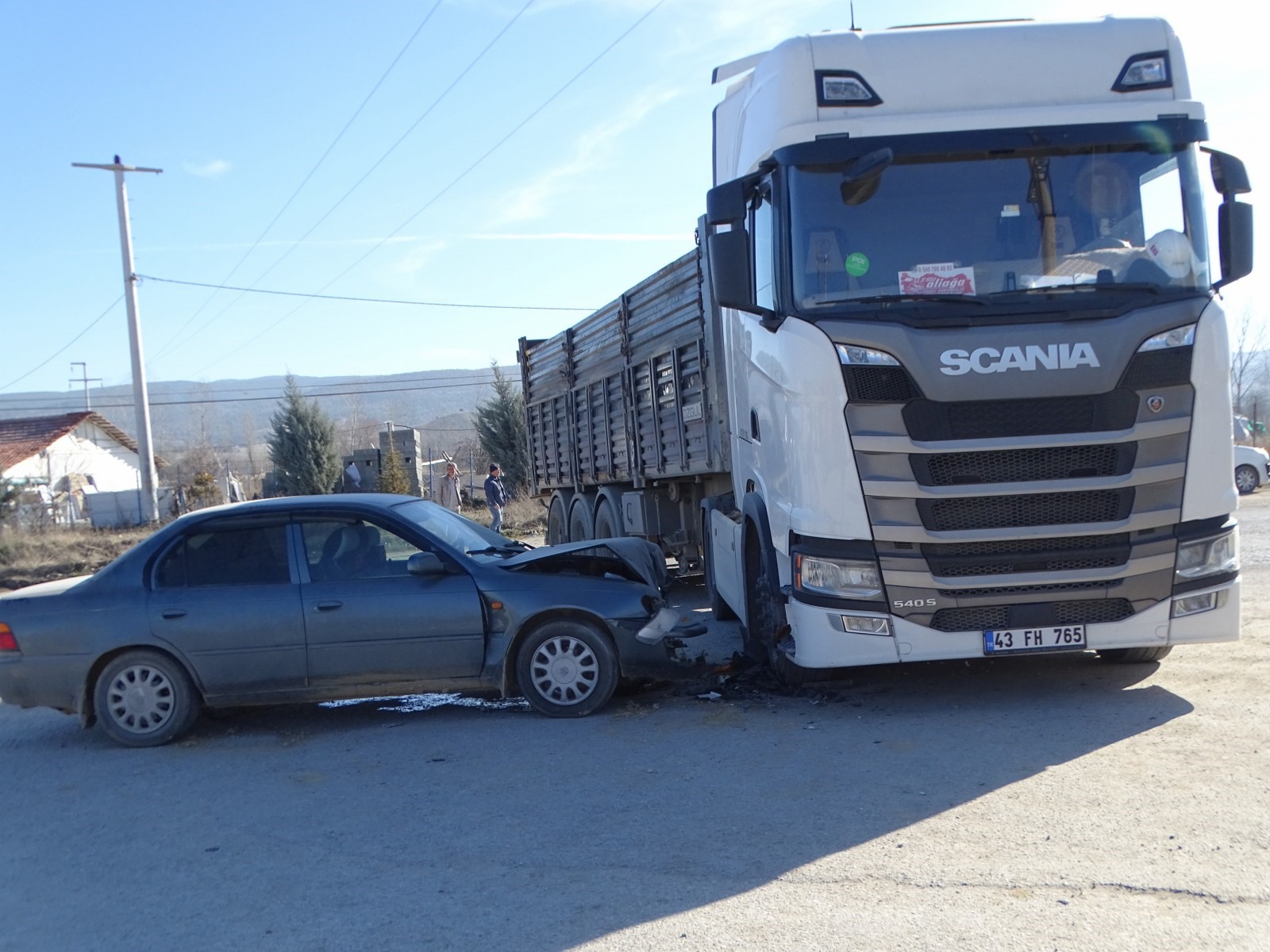 TIR İLE OTOMOBİL ÇARPIŞTI: