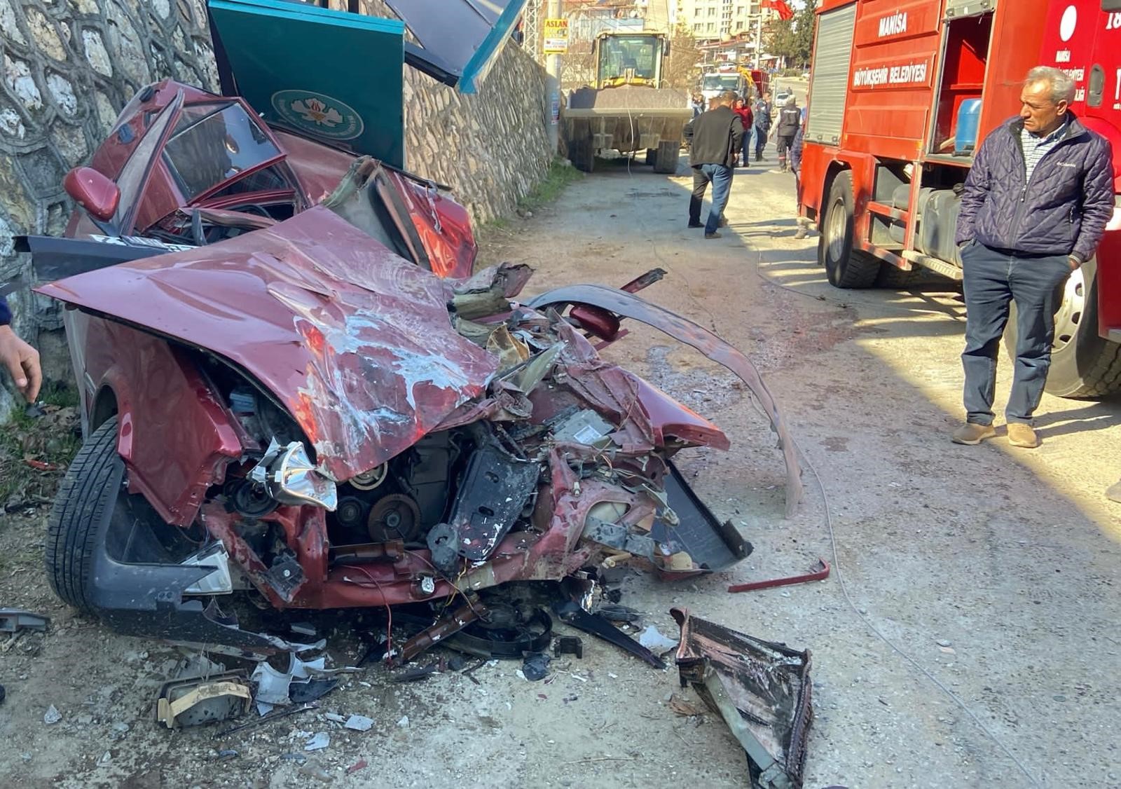 İş Makinesi Otomobilin Üzerine Düştü…