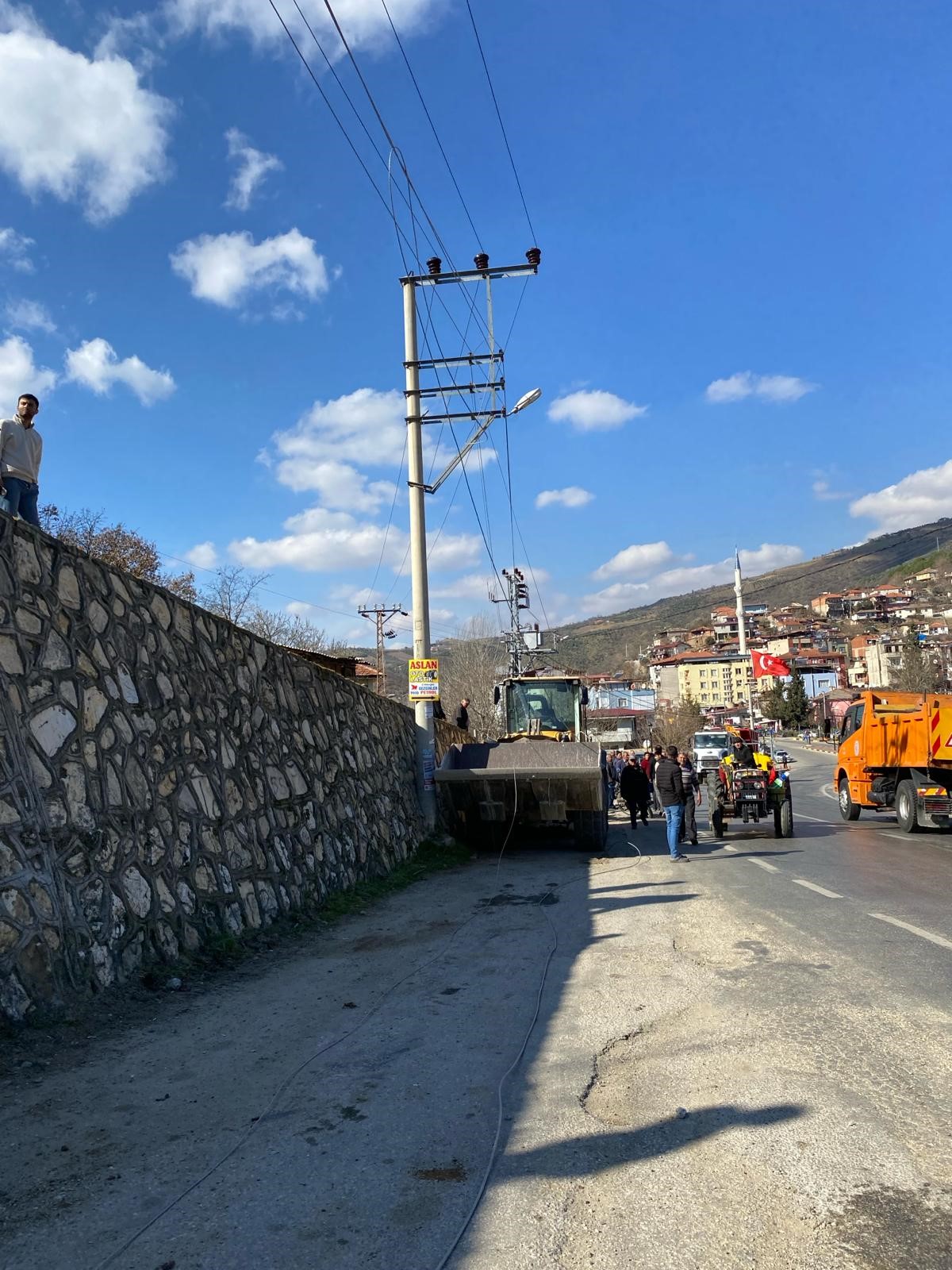 İş Makinesi Otomobilin Üzerine Düştü…