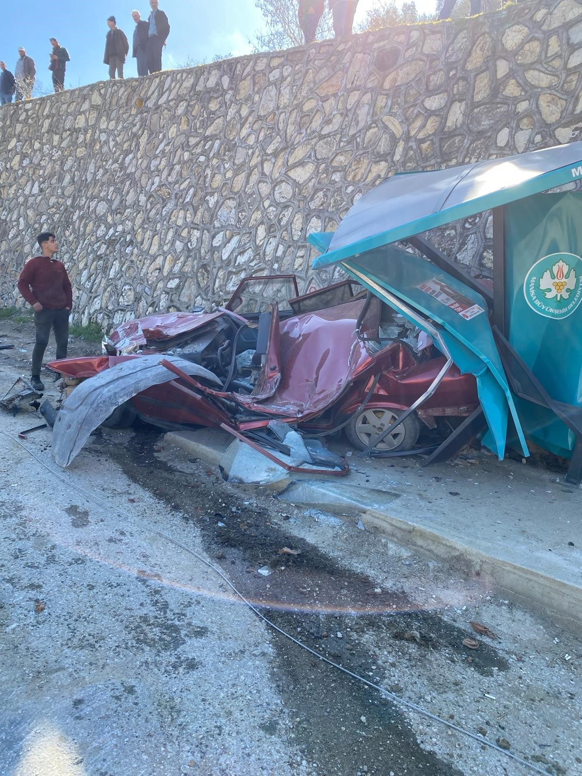 İş Makinesi Otomobilin Üzerine Düştü…