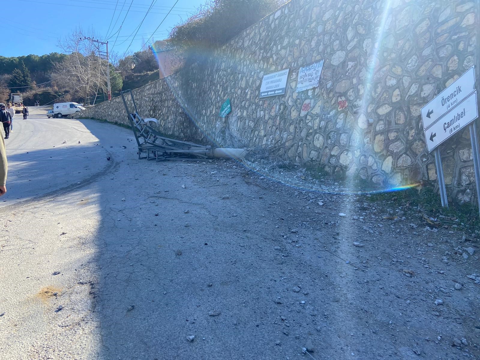 İş Makinesi Otomobilin Üzerine Düştü…