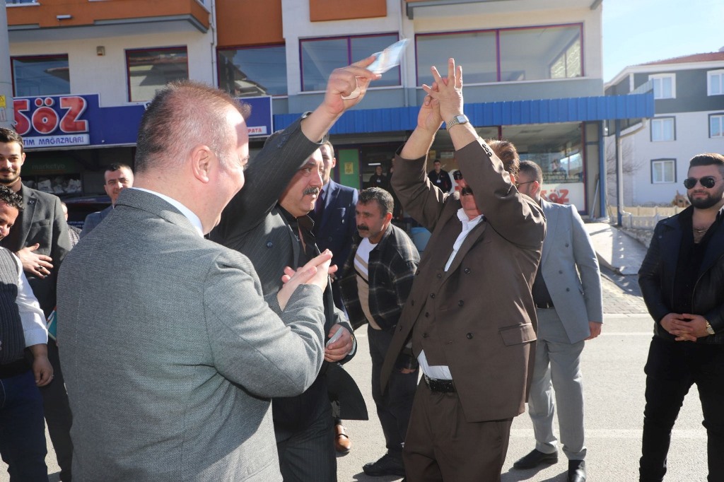 ROMANLARDAN ULUÇAY'A DAVULLU, ZURNALI KARŞILAMA