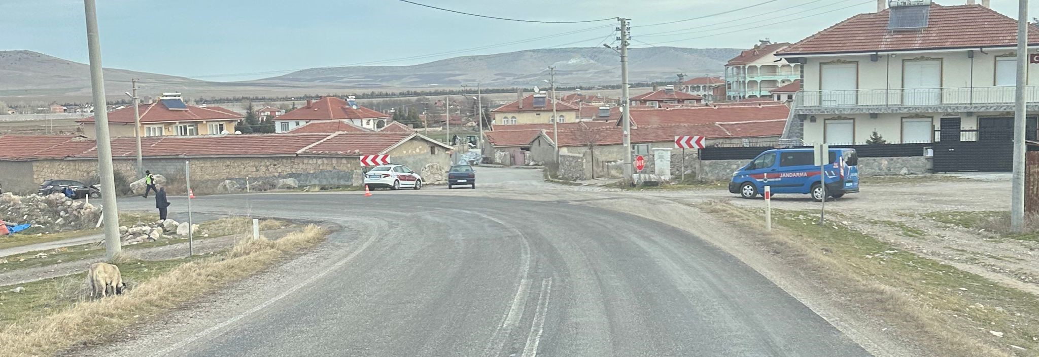 Otomobil Evin Duvarına Çarptı