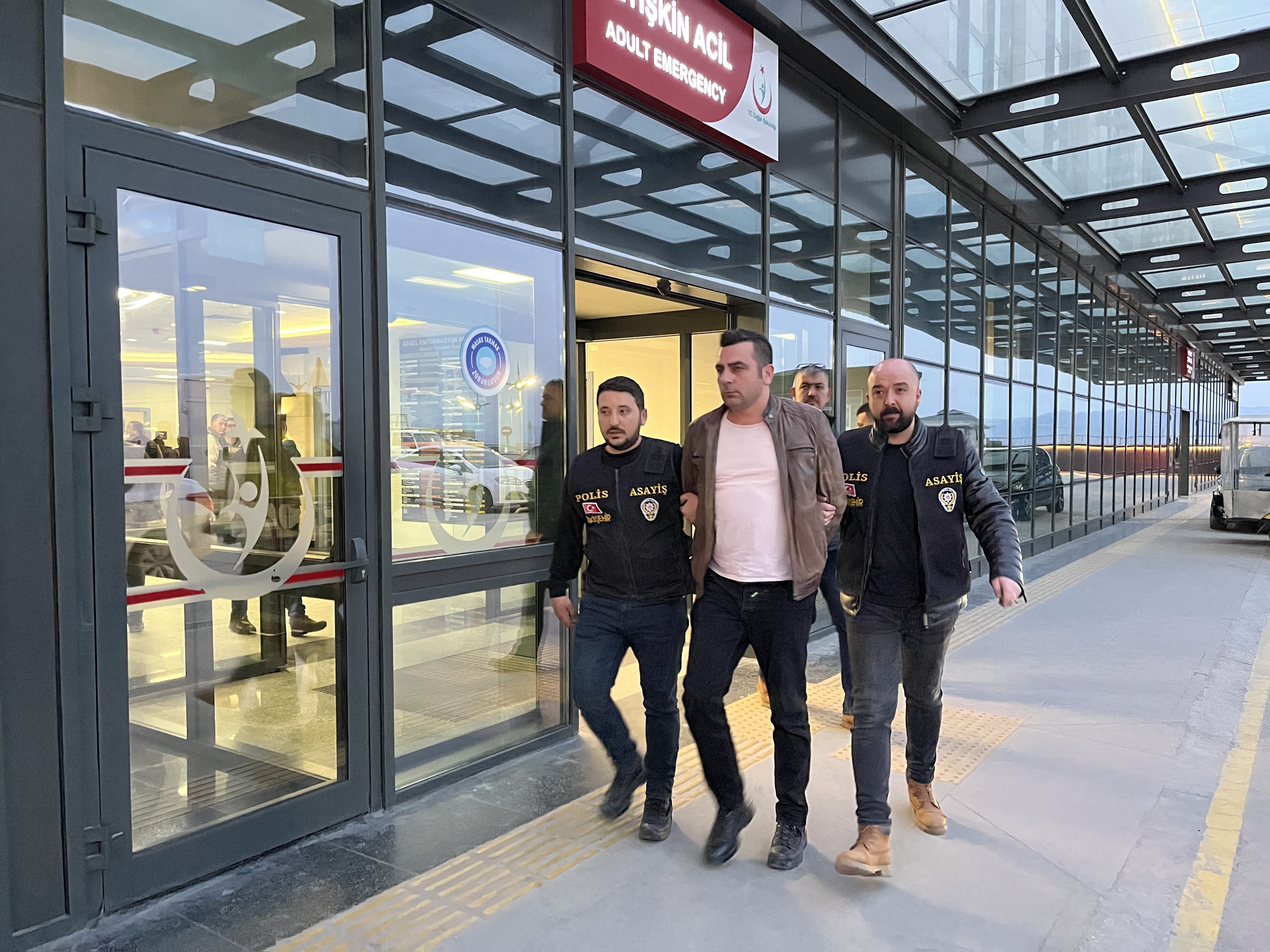 MESAİ ARKADAŞINI SİLAHLA YARALADI