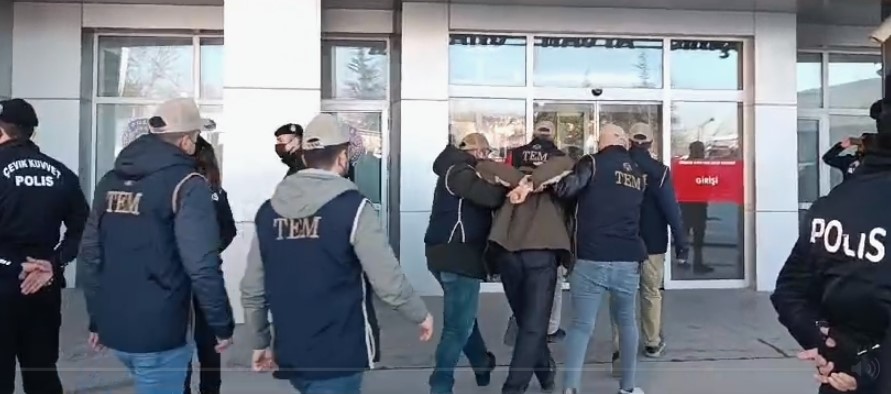 KIRMIZI BÜLTEN İLE ARANIYORDU