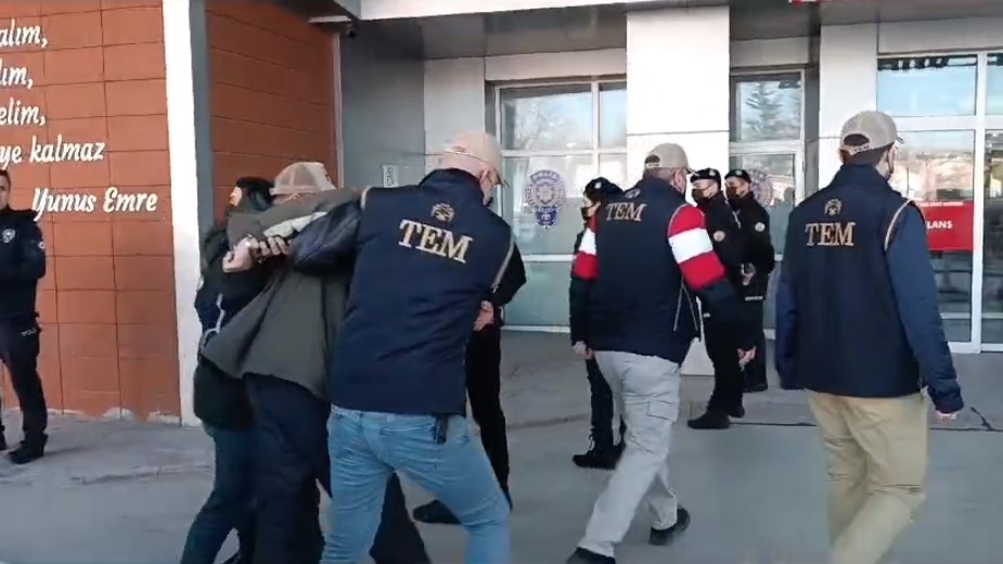 KIRMIZI BÜLTEN İLE ARANIYORDU