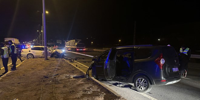 İKİ OTOMOBİLİN KAFA KAFAYA ÇARPIŞTI