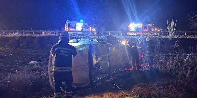 KONTROLDEN ÇIKAN OTOMOBİL YAN YATTI