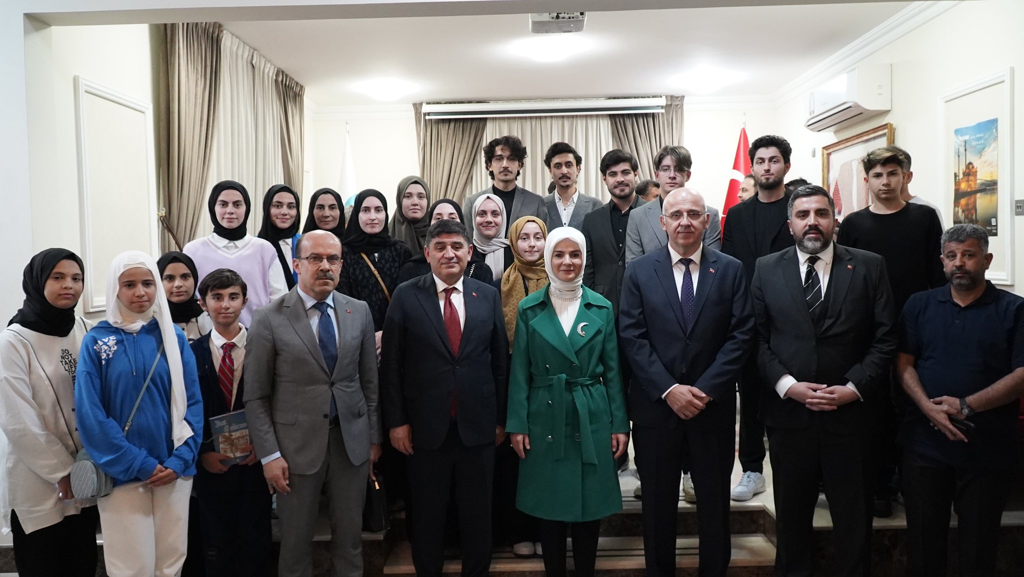 Bakan Göktaş Doha Yunus Emre Enstitüsünü ziyaret etti