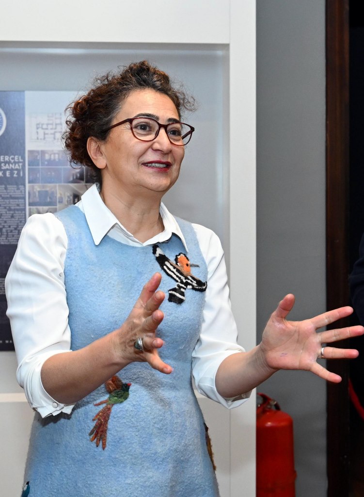 DÖNMEZ'İN KEÇE SERGİSİNE EV SAHİPLİĞİ
