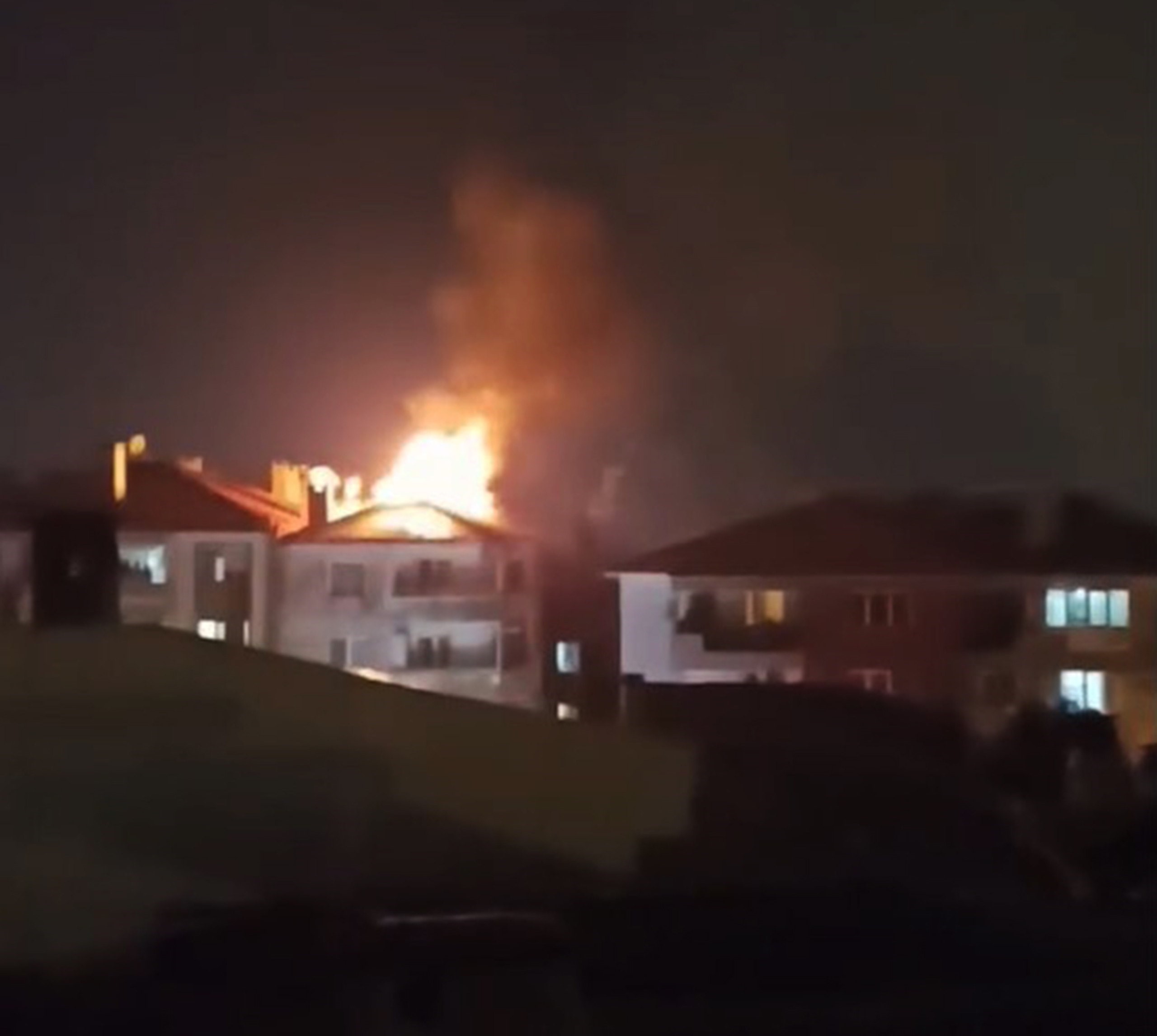 EVİN ÇATISINA YILDIRIM DÜŞTÜ