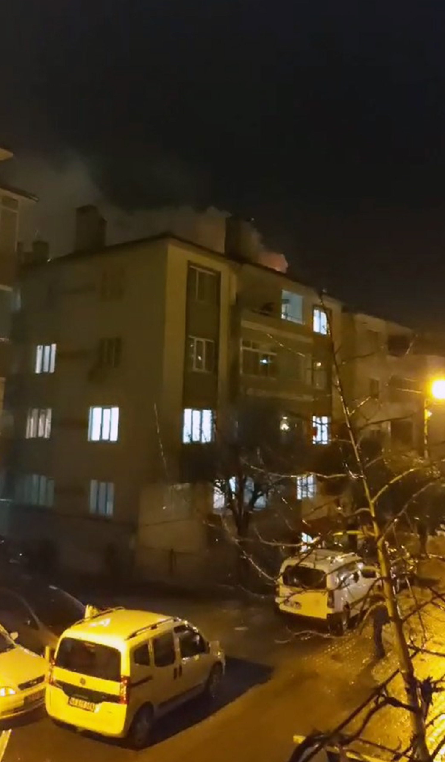 EVİN ÇATISINA YILDIRIM DÜŞTÜ