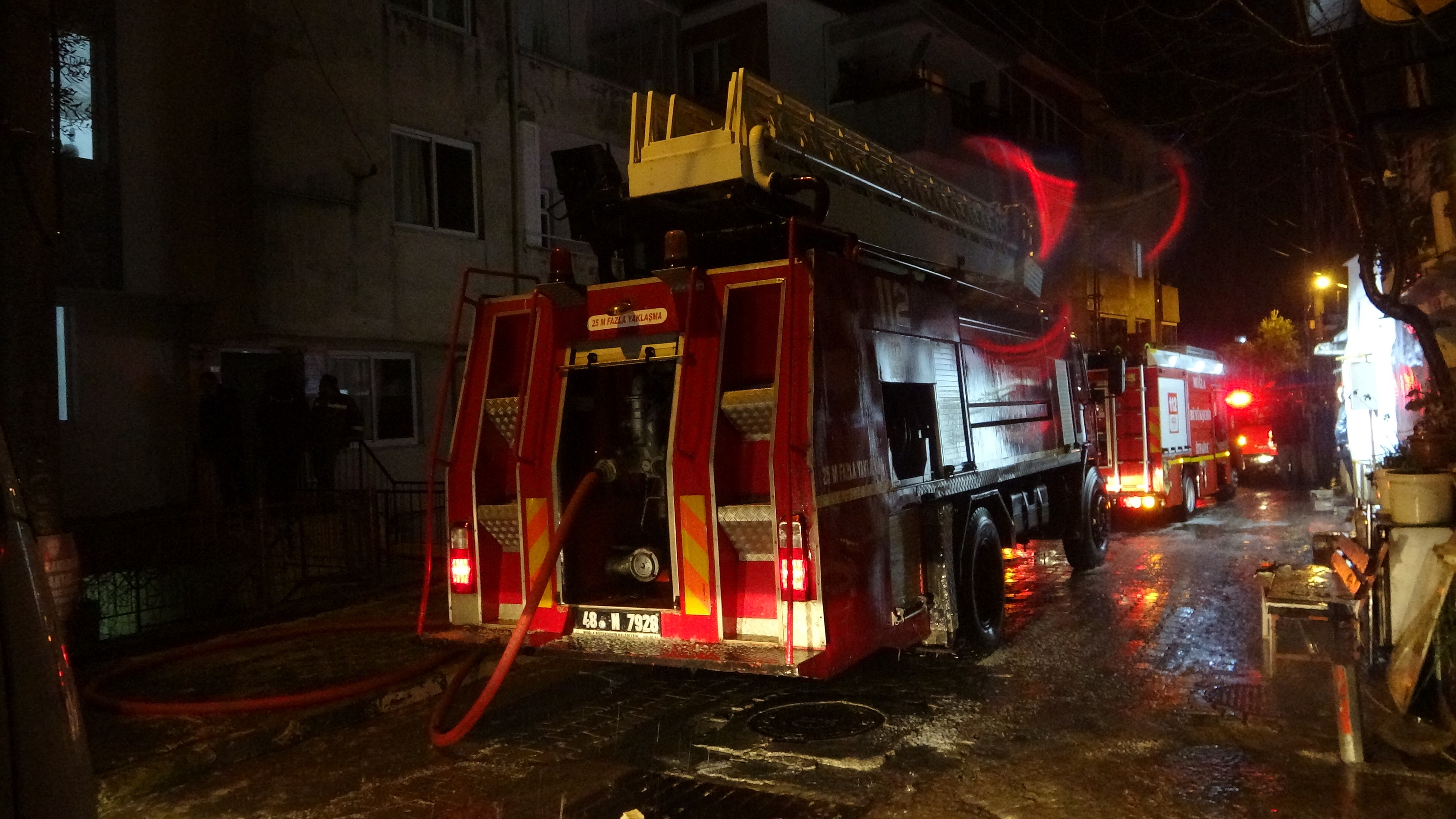 EVİN ÇATISINA YILDIRIM DÜŞTÜ